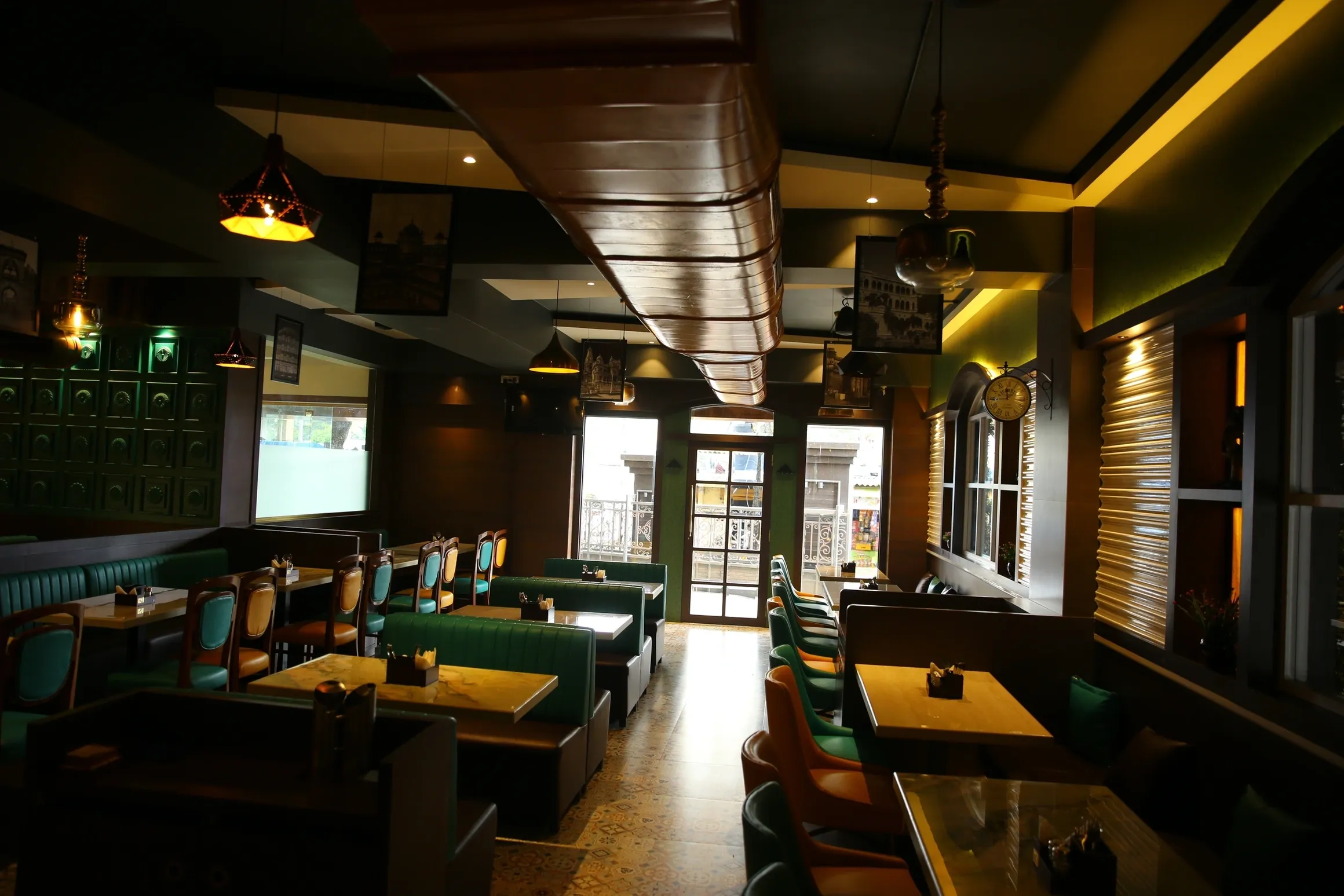 IMPERIAL SPICE KITCHEN & BAR AMBIANCE IMPERIAL SPICE KITCHEN & BAR AMBIANCE