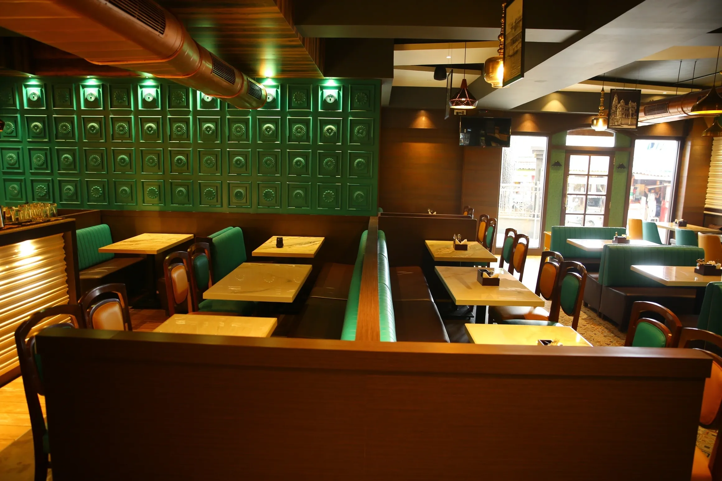 IMPERIAL SPICE KITCHEN & BAR AMBIANCE IMPERIAL SPICE KITCHEN & BAR AMBIANCE