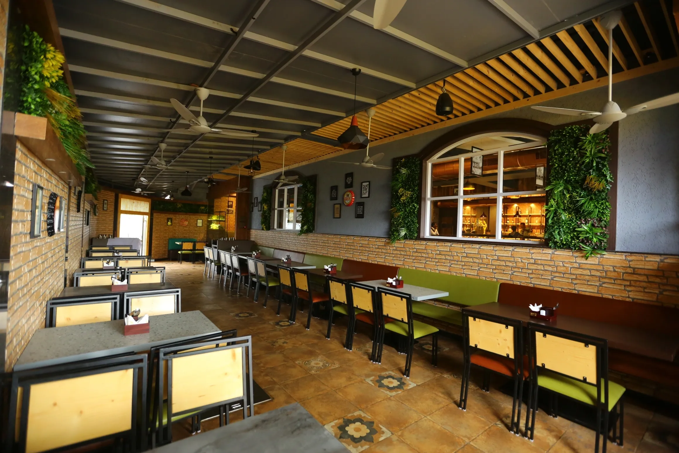 IMPERIAL SPICE KITCHEN & BAR AMBIANCE IMPERIAL SPICE KITCHEN & BAR AMBIANCE